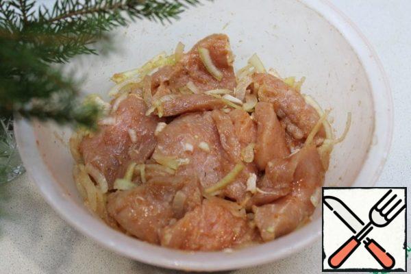 In a bowl, mix the meat with the onion, salt and pepper, add the ketchup and mix thoroughly. Put in the refrigerator overnight (can be longer).