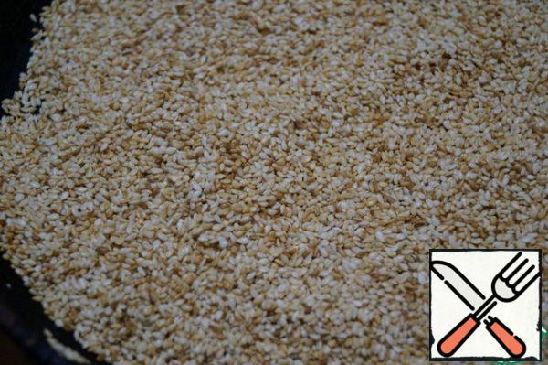 Everything is very simple and fast. Sesame seeds should be fried in a frying pan, stirring all the time, until golden brown.
