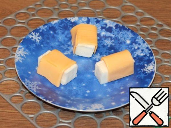 Cut the processed cheese (90 g) into 3 pieces and wrap it in a cheese plate.
