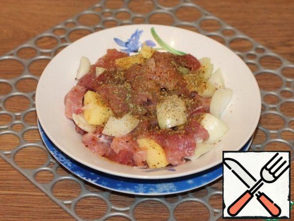 Prepare minced meat. Peeled potatoes (1 PC) and onions (1 PC), cut into large slices. Mix the meat with potatoes, onions, egg white and pressed garlic (1 tooth.). Add dry seasoning for meat (0.5 tsp), salt and pepper.