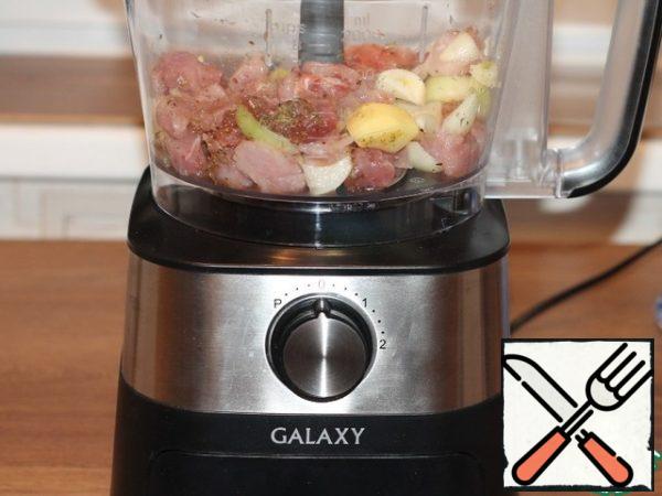 Grind the mixed products in a meat grinder or blender. I was chopping in a food processor.
For the density of minced meat, added breadcrumbs.