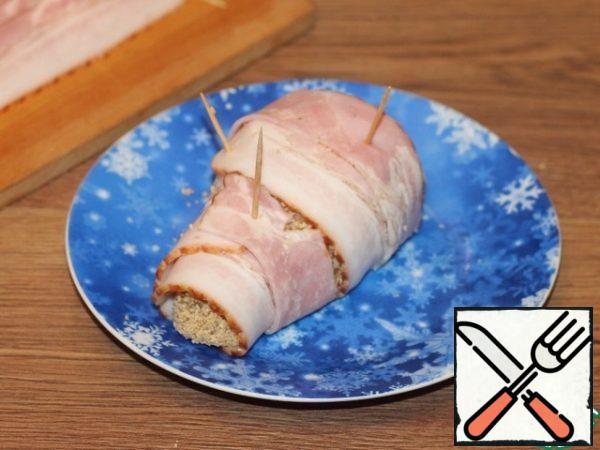 For convenient wrapping with bacon, cut the strips into 2 parts. Wrap the meat pie with bacon. You can use wooden toothpicks if necessary.