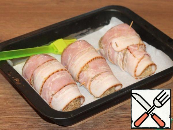 Cover the baking sheet with baking paper and grease with oil. Lay out the blanks and lubricate with a mixture of vegetable oil + soy sauce (1:1).
