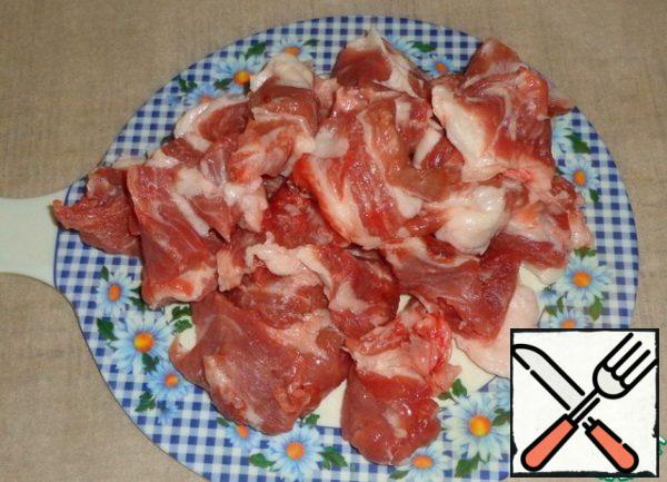 Bulgur pour boiling water. Defrost the pork, wash with water and cut into large pieces.
