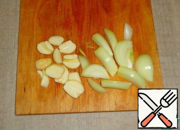 Peel the onion and garlic, cut into medium pieces.
