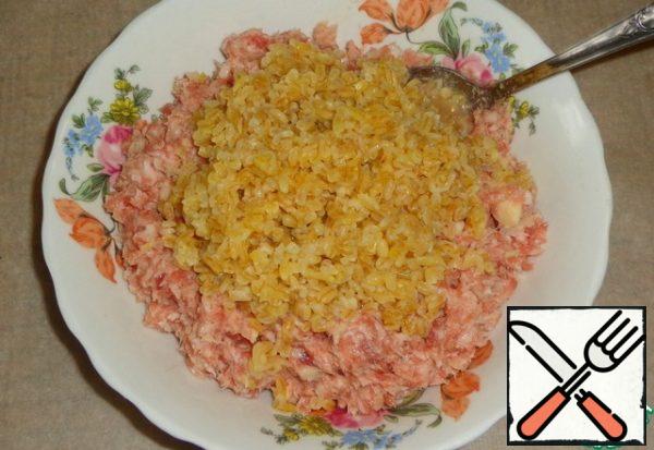 Drain the remaining water from the bulgur, add the grits to the minced meat and mix.
