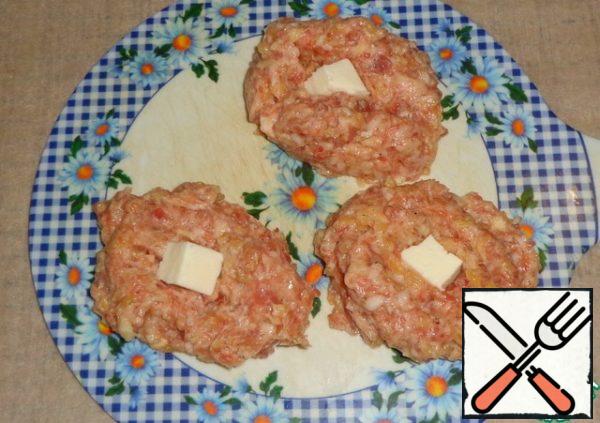 Adygea cheese cut into small cubes. Take 2-3 tablespoons of minced meat, put the cheese and form cutlets. Roll them in wheat flour or breadcrumbs.