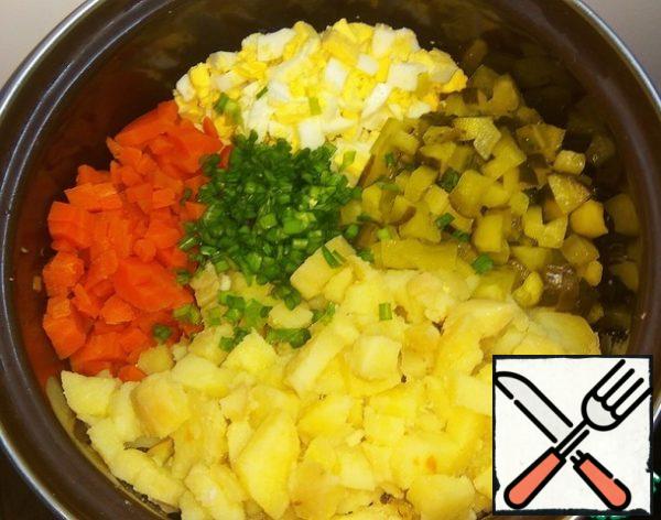 In a bowl, combine the chopped vegetables, eggs and finely chopped green onions.