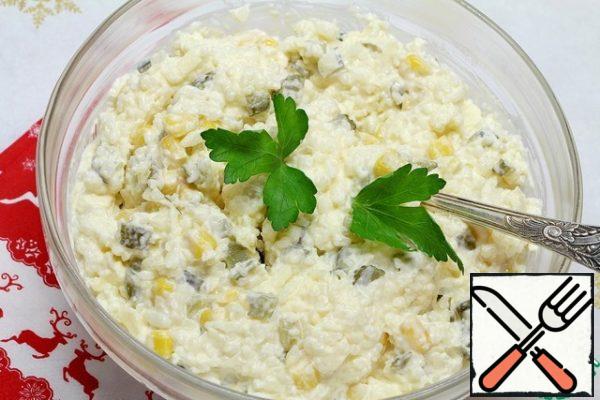 Mix rice, grated cheese, corn, onions, cucumbers, season with mayonnaise, if desired, you can add chopped greens.
