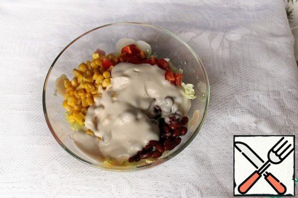 Preparation of vegetarian mayonnaise. Pour 3 tablespoons of bean liquid, lemon juice, sugar, mustard and salt into a container for an immersion blender.
Whisk, gradually adding a thin trickle of vegetable oil, until thickened. Do not make a double portion at a time - it may get badly whipped.
