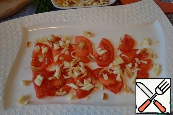 Tomatoes cut into thin slices, cheese cut.
Put half of the tomatoes on a serving dish, 1/3 of the cheese on them.