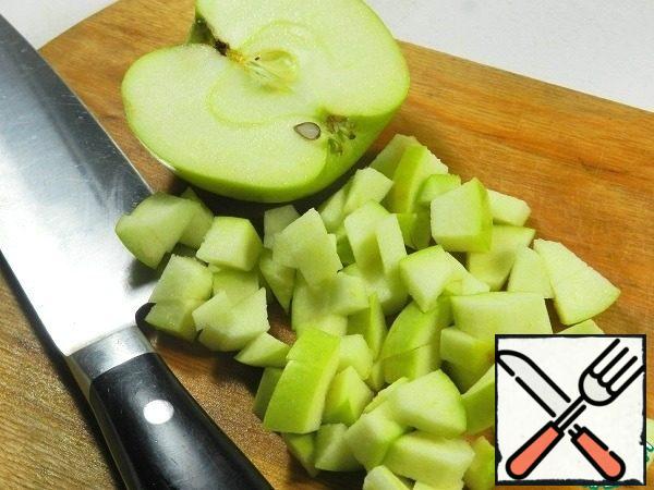 Apple (sweet and sour) also cut into medium cubes. If the skin on the Apple is hard, you can pre-clean it.