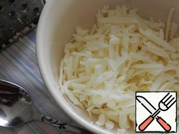 Grate the melted cheese on a grater, mix with mayonnaise (1 tbsp). Put on top of the crab sticks.