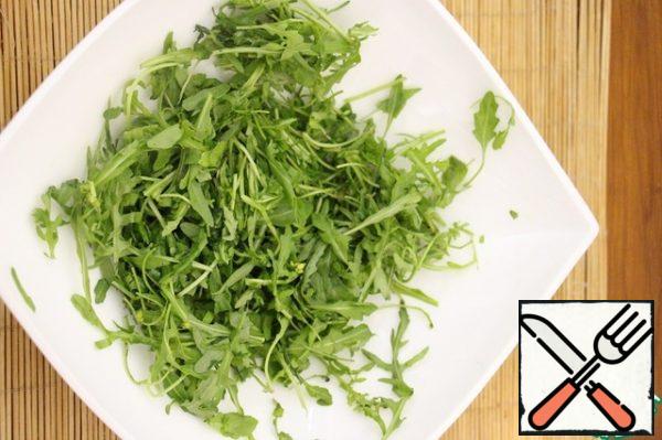 Wash the arugula, dry it with a paper towel and sort it out with your hands.
