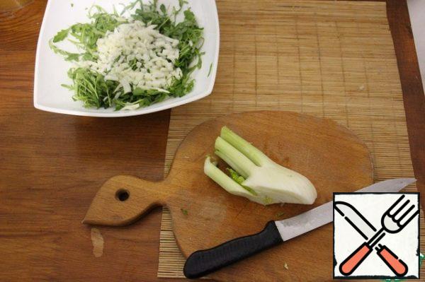 Cut the fennel into half rings or small cubes.