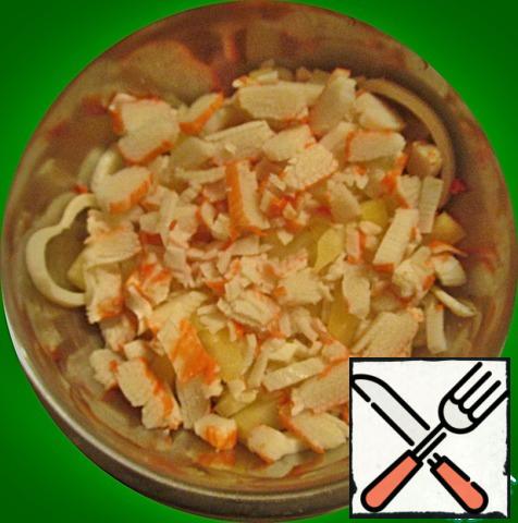 Spread the crab sticks on top, cut into thin circles.