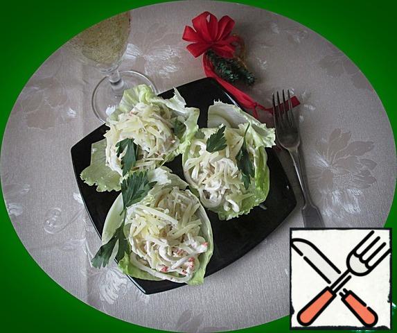 For dressing, mix sour cream, mayonnaise, mustard, lemon juice, garlic mush. Add a pinch of salt and pepper, sprinkle with dried oregano. Dressing the salad. Try for salt. Put each portion on a lettuce leaf, sprinkle with grated cheese and decorate with your favorite greens.