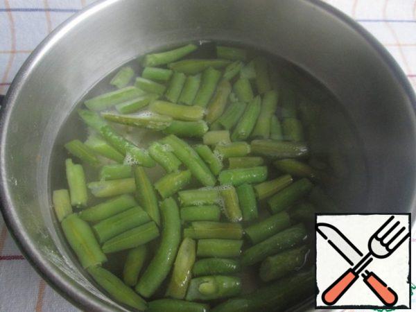 Blanch the string beans for 5-6 minutes, then throw them in a colander and let the water drain.