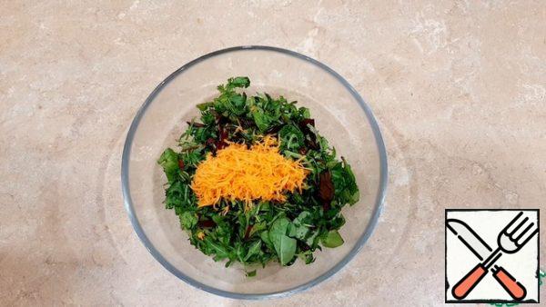 In a deep bowl, put a mixture of lettuce leaves, grated carrots and a little pomegranate juice, about 2-3 tbsp. l., for the juiciness of the salad. Mix everything together.
