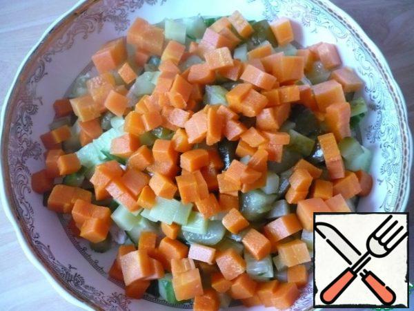 Boil the carrots and also cut into small cubes. Send in a bowl.