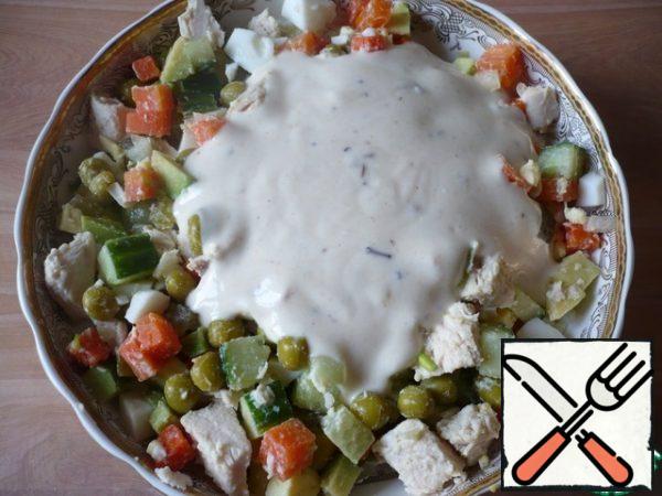 Fill the salad with the prepared dressing.