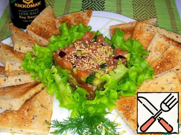 In the center of a large plate, put the lettuce leaves. Put the tartare in a square (or round ) shape, slightly condense with a spoon and transfer to the center of the plate on the leaves.