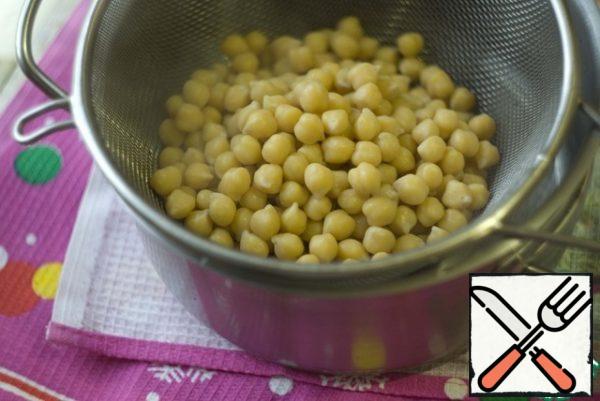 The cooking time is indicated without taking into account the boiling of chickpeas.I soak chickpeas overnight in three volumes of water. In the morning, wash it well and boil it for 20-30 minutes until soft.
Ready chickpeas should be thrown into a colander and drain all the liquid.