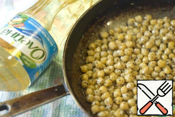 Preheat the oven to 210-220 C.Mix the chickpeas with oil, Italian seasoning and salt and send them to the oven for 15 minutes. Stir the chickpeas a couple of times during cooking.