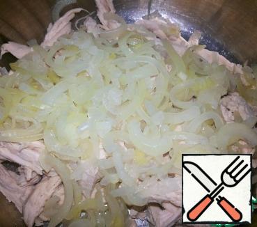 Cut onion into thin half-rings, marinate (vinegar + salt+sugar+wax-boiling water) for half an hour.
Drain the marinade, squeeze out the onion slightly and send it to the chicken meat dish.