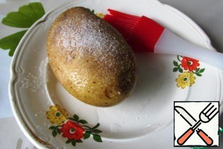 Wash the potatoes, dry them, grease them with vegetable oil and sprinkle them with salt.