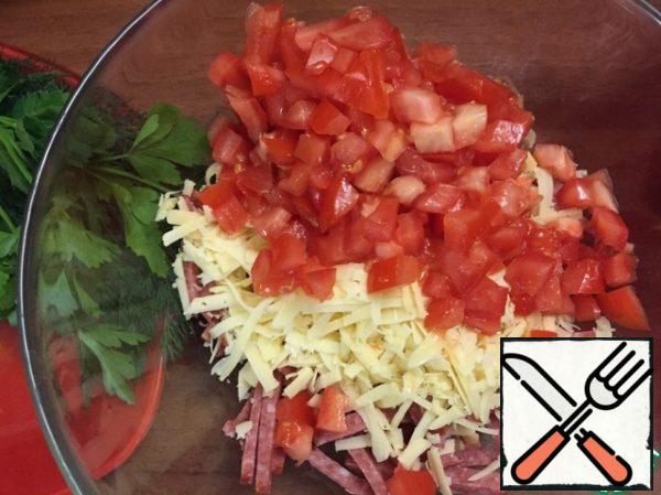Chop the tomatoes into cubes.

