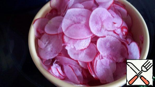 Wash radish, cut into thin slices. Drain the marinade from the cooled onion.