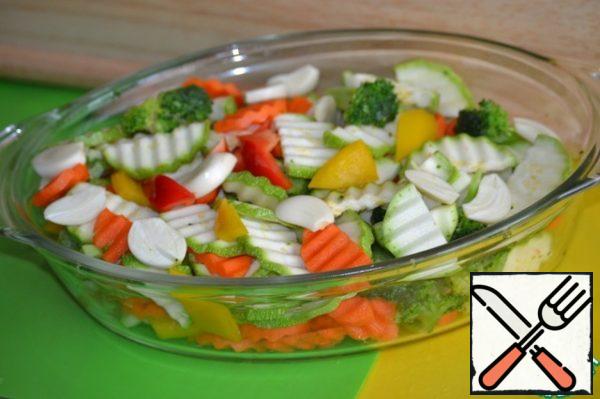 Put the vegetable slices in a glass container.