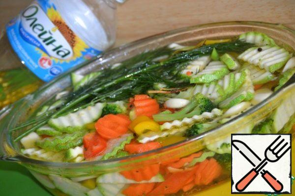 Remove the marinade from the heat and pour our vegetables. For flavor, you can put a couple of branches of fresh dill.