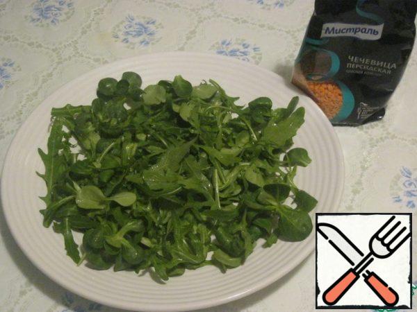 Put the washed greens (a mixture of arugula and corn) on a dish.
Sprinkle with vegetable oil (mustard).
