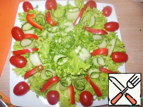 And sprinkle onion on top.
Place the tomatoes on the edge of the dish.
And in any order we spread the pieces of eel.

