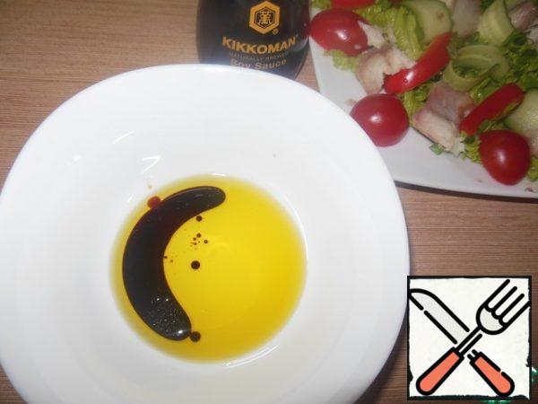 Prepare the salad dressing. Mix the butter, soy sauce and balsamic. And we water our salad.
