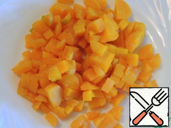 Boil the carrots and cut them into cubes.

