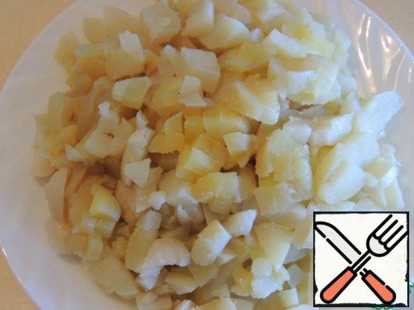 Boil the potatoes and cut into cubes.
