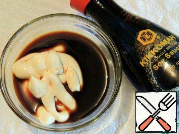 Mix mayonnaise and soy sauce.
