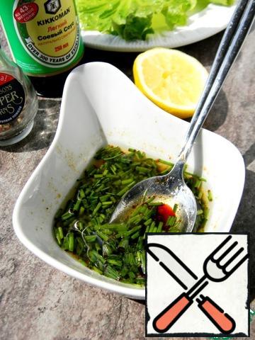 For the marinade, mix the finely chopped green onions, soy sauce, oil and lemon juice in a bowl, pepper and mix.