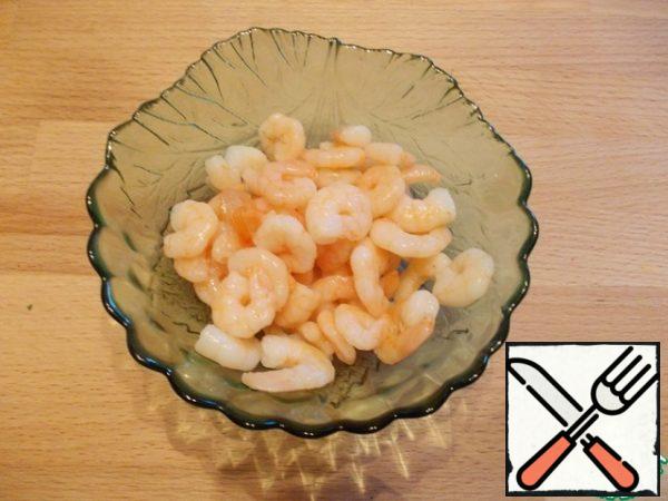 Boil the shrimp in boiling salted water for 5 minutes, cool and peel.
