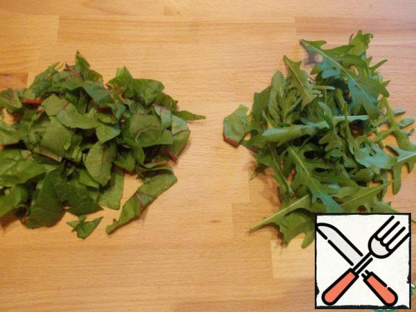 Wash the arugula and chard well, dry and finely chop.
