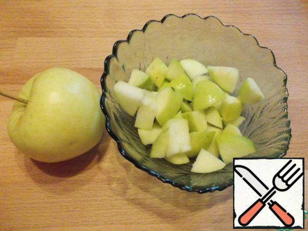 Cut the apples into small cubes, sprinkle them with lemon juice so that they do not darken.
