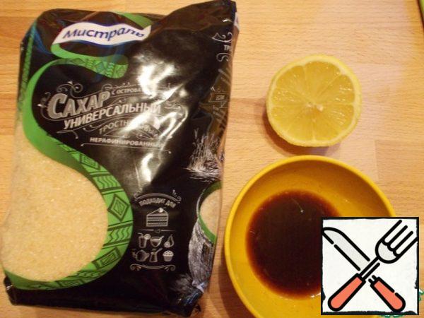 For the sauce. Squeeze the juice from half a lemon and mix it with balsamic vinegar and sugar. Mix all the ingredients and season with the sauce.