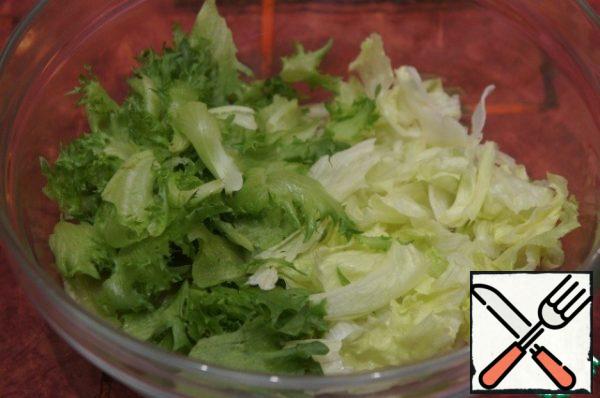 Wash the lettuce leaves, carefully shake off the moisture and tear them into pieces with your hands.