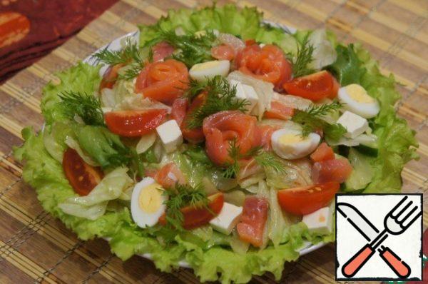 Lay a flat dish with lettuce leaves. Lay out the salad with low peas, sprinkling with cheese cubes.