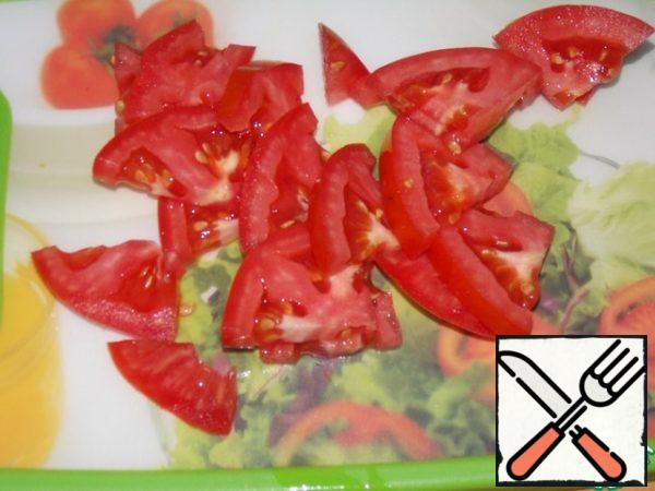 Cut the tomato into small slices.