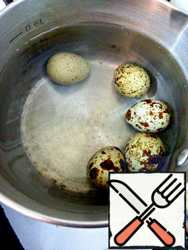 First of all, boil the eggs. Cook for a minute after boiling, then fill with cold water and clean.