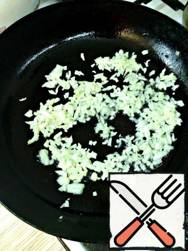 Peel the onion and garlic. Cut the onion and fry in vegetable oil until transparent.